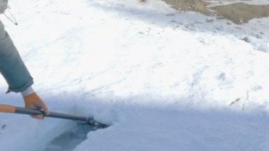 Adam kar üzerinden kaldırım temizleme