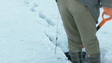 Adam kar üzerinden kaldırım temizleme