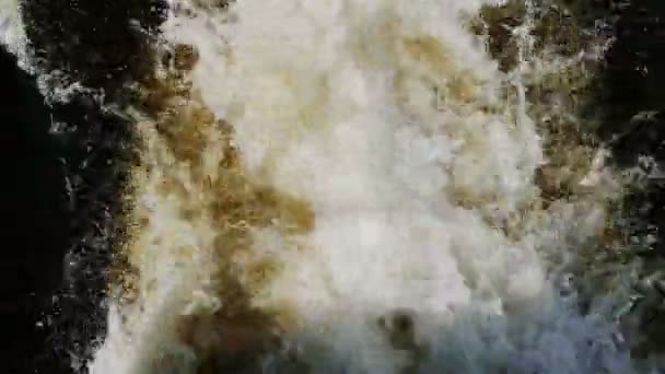 Trace orageuse de bateaux à moteur traversant les eaux bleues — Video