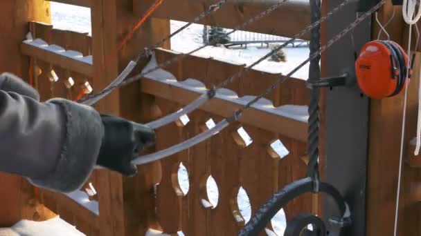 Glockenläuten am Glockenturm der Kirche im Winter — Stockvideo