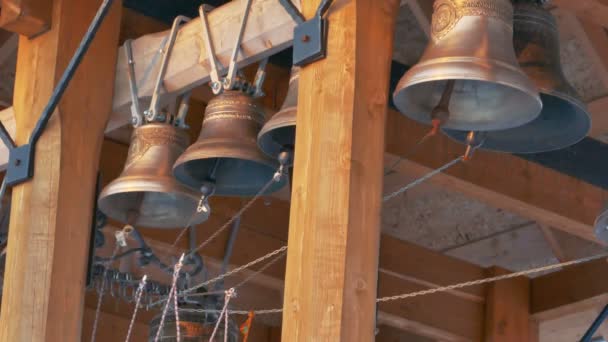 Zvoníka zvoní zvony na kostelní zvonice v zimě — Stock video