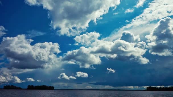 Nuvens sobre a água do lago azul — Vídeo de Stock