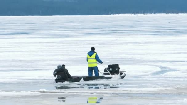 남자 Onego 호수, 카렐리야, 러시아의 얼음에 설상 차를 타고 — 비디오