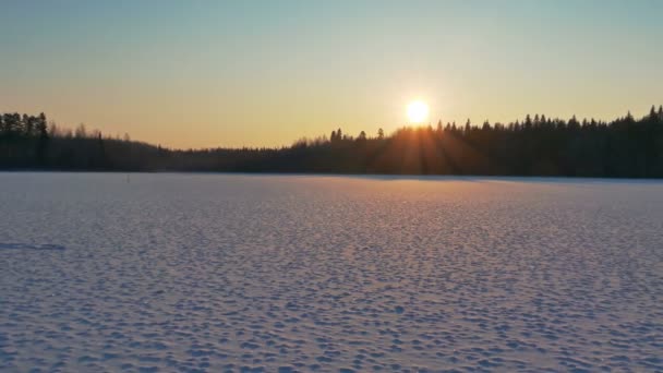 Sonnenuntergang über gefrorener Seenlandschaft — Stockvideo