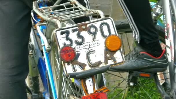 Placa de licença de carro vintage em uma bicicleta — Vídeo de Stock