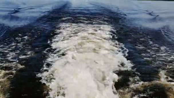 Tormentoso rastro de barco a motor que cruza aguas azules — Vídeo de stock