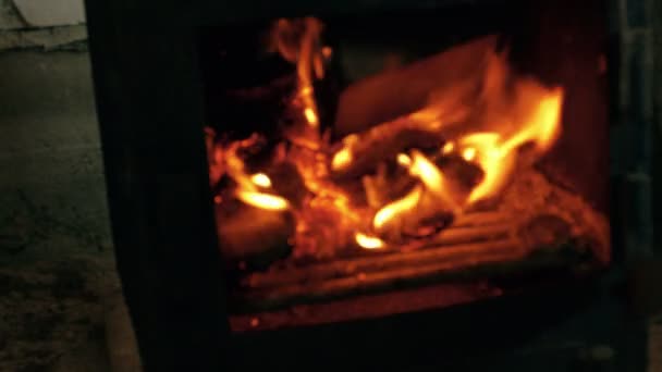 Hand öppnar spis ugn med eld inuti — Stockvideo