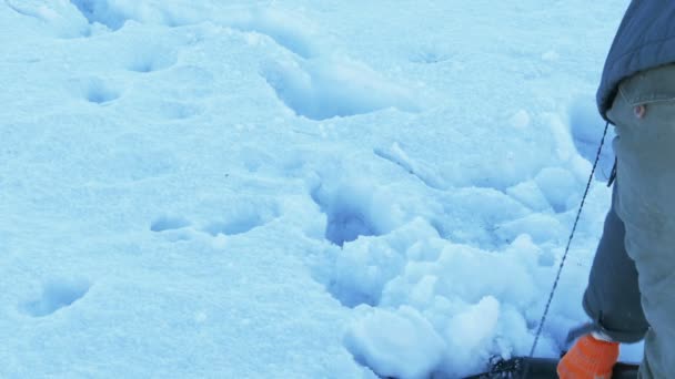 Mann räumt Schnee vom Gehweg — Stockvideo