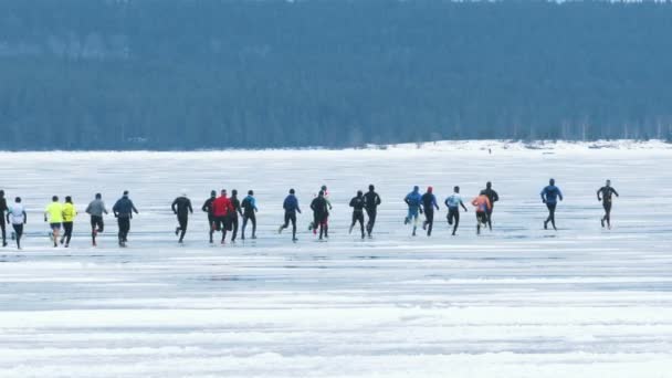 Массовый старт на льду озера Онего — стоковое видео