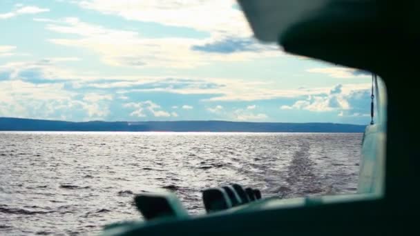 Yüzme tekne, uçaktaki göster — Stok video