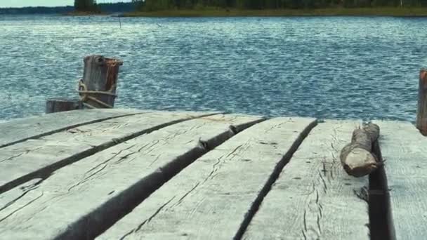 Oude houten Pier met Motor Boad in de buurt van het — Stockvideo