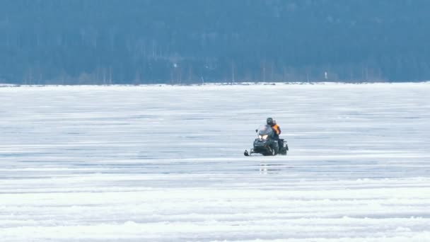 남자 Onego 호수, 카렐리야, 러시아의 얼음에 설상 차를 타고 — 비디오