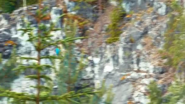 Ruskeala 大理石の峡谷のフォトークに乗る男 — ストック動画