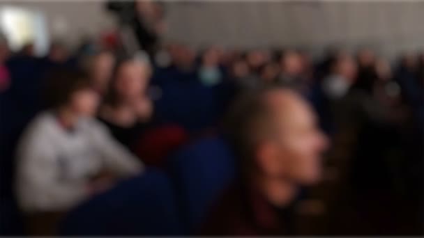 Público anônimo no auditório de teatro desfocado, Steadycam deslizante tiro — Vídeo de Stock