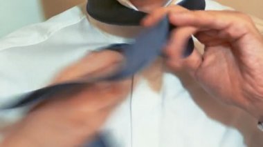 Adam bir kravat kravat gösterilmiştir