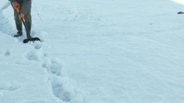 Adam kar üzerinden kaldırım temizleme