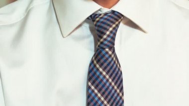 Adam kravat boyun kapalı alır