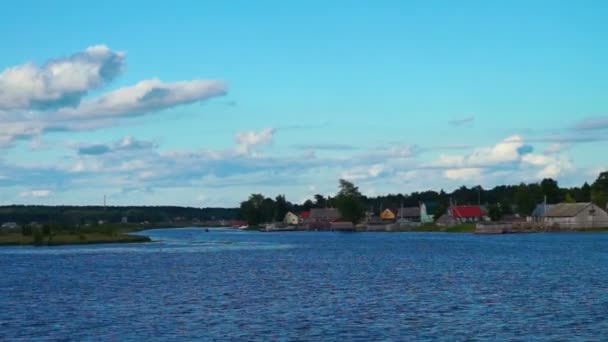 Mit Wohnmobilen über blauem Wasser nahe Insel fliegen — Stockvideo