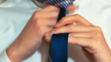 Adam bir kravat kravat gösterilmiştir