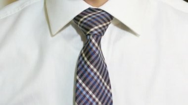 Adam kravat boyun kapalı alır