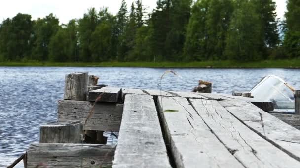 Viejo muelle de madera con motor Boad cerca de él — Vídeos de Stock