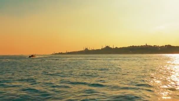 Istanbul, Türkei - Sonnenuntergang Blick auf Sultanahmet Bezirk, vom Schiff aus aufgenommen, stabilisiertes 4k untra hd Filmmaterial — Stockvideo
