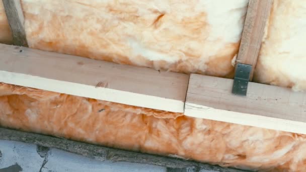 Mann isoliert Dach mit Fiberglas (Glaswolle) — Stockvideo
