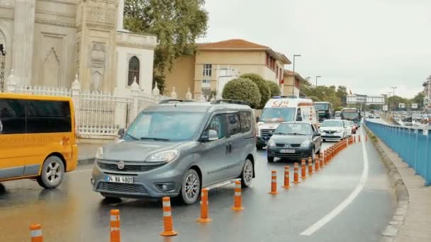 Istanbul, Türkei - Krankenwagen fährt auf der ordu caddesi Straße im Sultanahmet Bezirk — Stockvideo