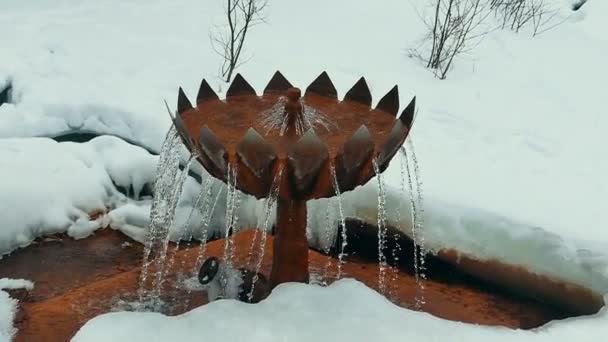 Фонтан в снегу, медленное движение — стоковое видео