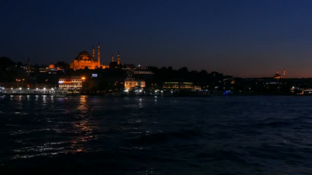 Suleymaniye moskee gezien bij zonsondergang vanuit de Galata brug — Stockvideo
