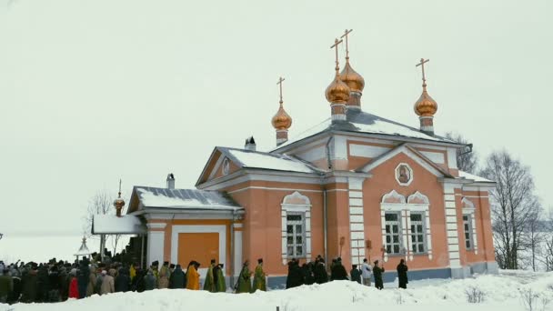 Православный крестный ход зимой — стоковое видео