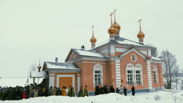 Processie van de orthodoxe kerk in de Winter — Stockvideo