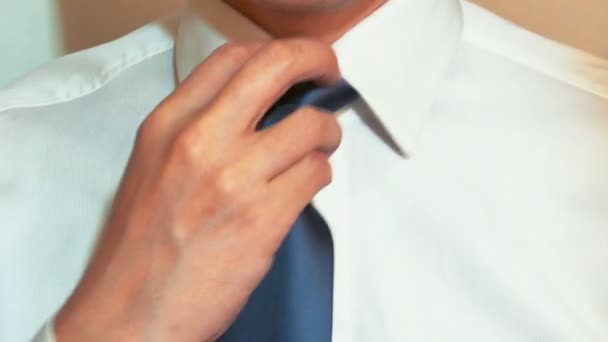 Člověk bere kravatu na krček — Stock video