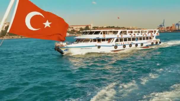 トルコの旗、イスタンブールのゴールデンホーン湾のフェリー — ストック動画