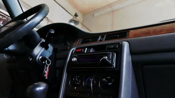 Homem Reparos Car Audio System — Vídeo de Stock