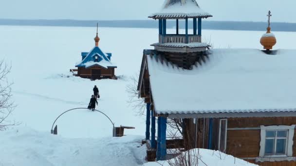 Kleine kapel in het Vazheozersky klooster in Karelië — Stockvideo