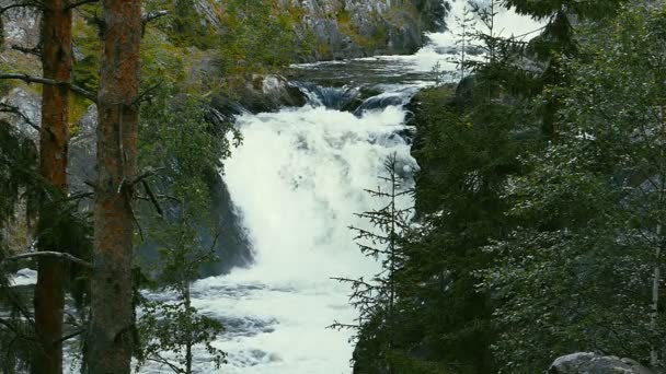 Waterval rond de beroemde waterval in Karelië (Rusland), Slo-Mo — Stockvideo