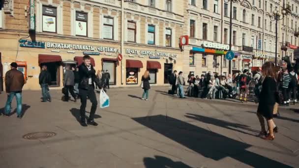 Mensen op de straat van Sint-Petersburg, Rusland — Stockvideo