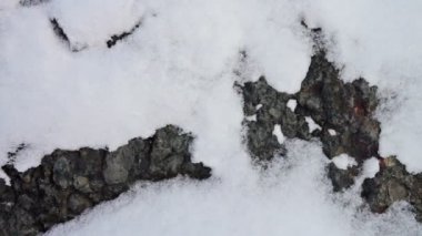 Granit taş yüzey karla kaplı