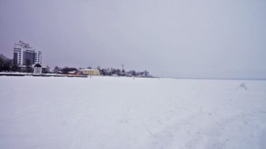 Donmuş Onega Gölü quay karla kaplı