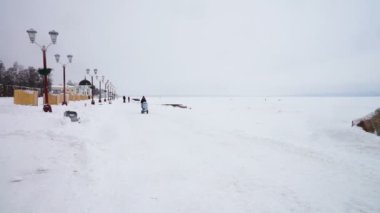 Onega Gölü dolgu ve yürüyen insanlar