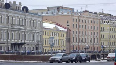 Eski bina cephe ve park etmiş arabaların