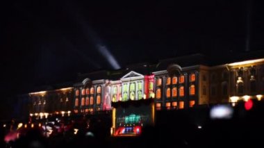 Kapanış töreni çeşme, lazer gösterisi