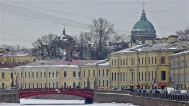 Kırmızı köprü Moika Nehri üzerinden