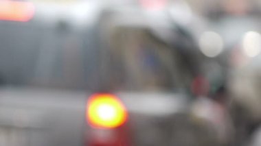 Büyük şehirde karayolu üzerinde taşıma arabaları