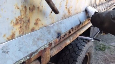 Kaynak çalışan eski kamyon vücut