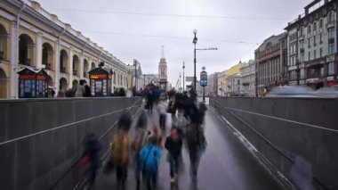 Yayalar yaya altgeçidi gidiyor