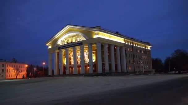 Vista nocturna del Teatro Dramático Ruso — Vídeos de Stock