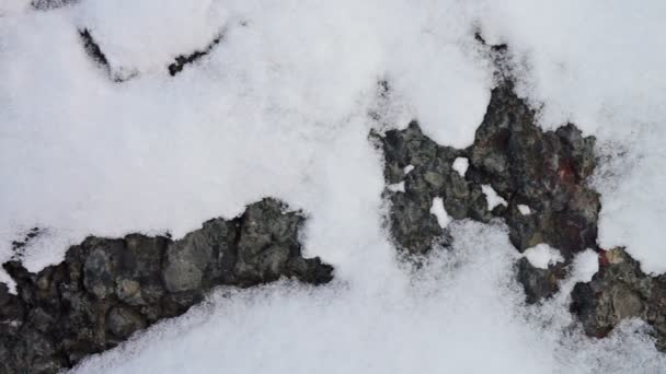 Granieten stenen oppervlakte bedekt met sneeuw — Stockvideo
