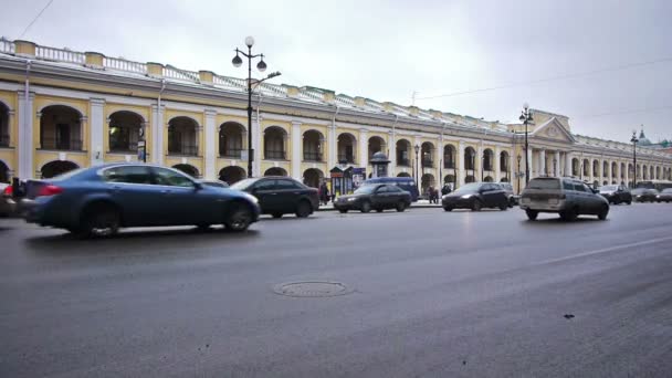 Piétons et voitures se déplaçant à travers Nevsky Prospect — Video